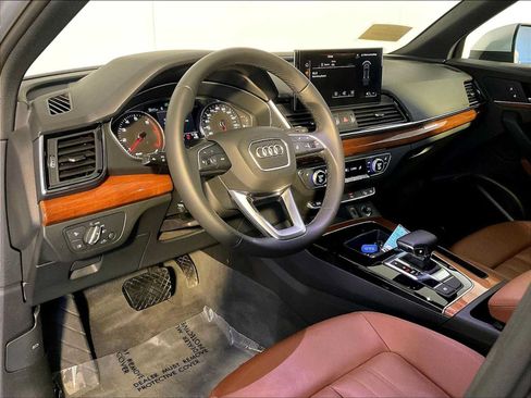Used 2022 Audi Q5 2.0T Premium w/ Convenience Package AWD/4WD image 4