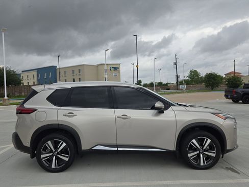 Used 2021 Nissan Rogue Platinum FWD image 2