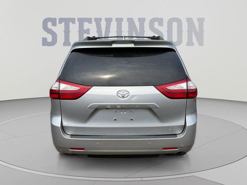 Used 2018 Toyota Sienna XLE w/ XLE Navigation Package AWD/4WD image 4