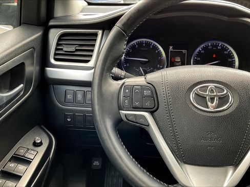 Used 2018 Toyota Highlander XLE AWD/4WD image 11