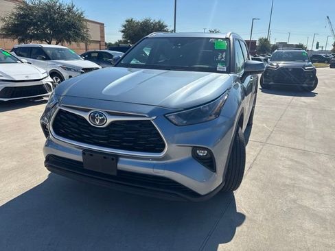 Used 2022 Toyota Highlander XLE AWD/4WD image 6