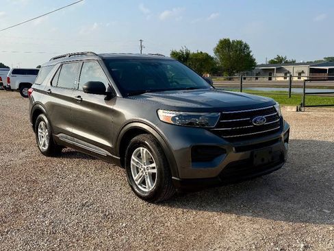 Used 2020 Ford Explorer XLT RWD image 3