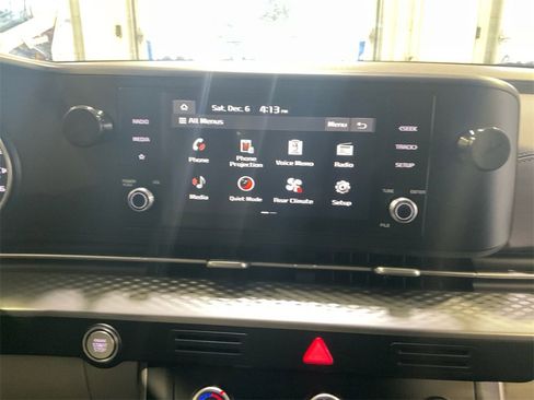 Used 2024 Kia Carnival LX image 19