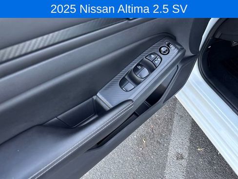 Used 2025 Nissan Altima 2.5 SV FWD image 11