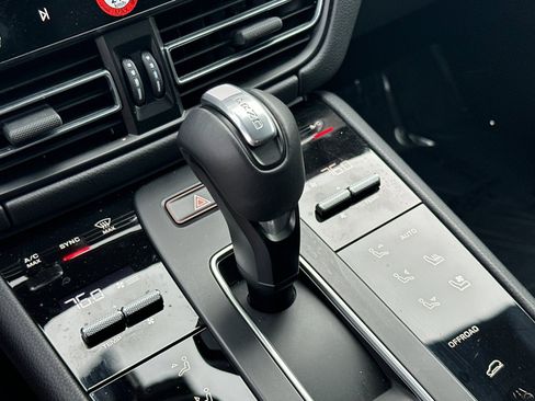 Certified 2025 Porsche Macan image 22