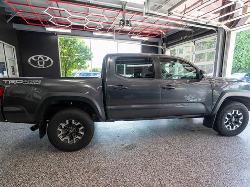 Used 2017 Toyota Tacoma TRD Off-Road w/ Premium & Technology Package AWD/4WD image 5
