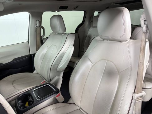 Used 2017 Chrysler Pacifica Limited FWD image 13