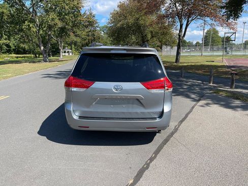 Used 2012 Toyota Sienna XLE image 25