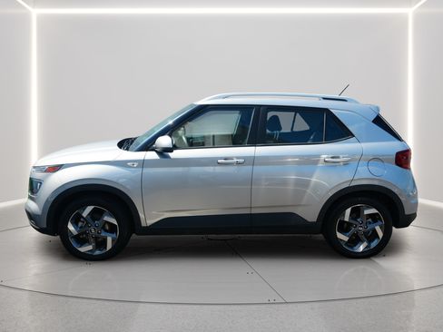 Used 2025 Hyundai Venue SEL FWD image 2