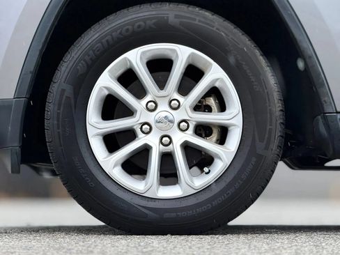 Used 2014 Jeep Grand Cherokee Laredo w/ 18" Wheel & 8.4" Radio Group RWD image 30