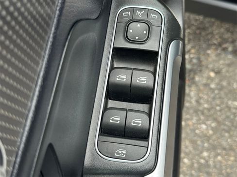 Used 2020 Mercedes-Benz GLB 250 4MATIC w/ Premium Package image 15