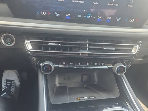 Used 2025 Chevrolet Traverse LT FWD image 17