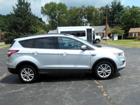 Used 2018 Ford Escape SE w/ SE Sync 3 Package FWD image 5