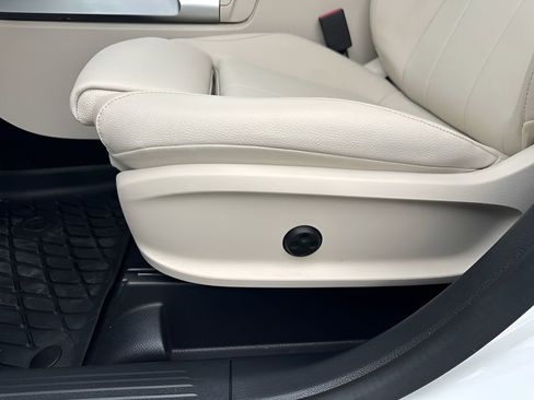 Used 2022 Mercedes-Benz GLB 250 4MATIC w/ Premium Package Lite image 10