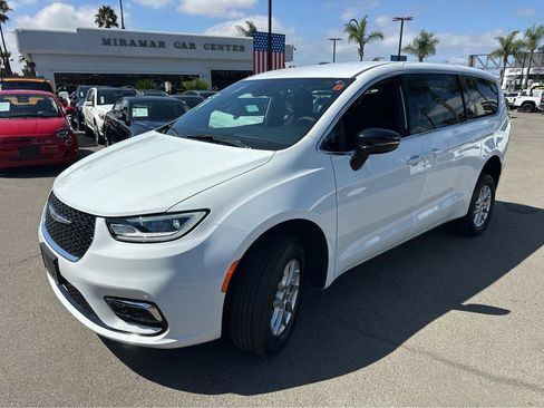 Used 2024 Chrysler Pacifica Touring image 11