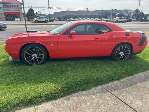 Used 2017 Dodge Challenger R/T Scat Pack RWD image 4
