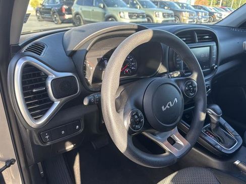 Used 2022 Kia Soul LX image 11
