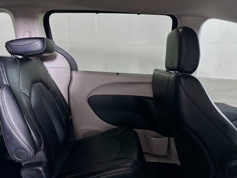 Used 2024 Chrysler Pacifica Touring-L image 25