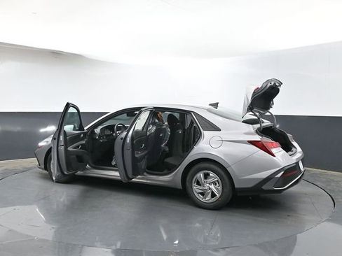 Used 2025 Hyundai Elantra SE FWD image 41