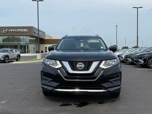 Used 2019 Nissan Rogue SV w/ Premium Package FWD image 2