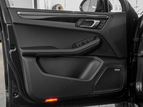 Certified 2025 Porsche Macan image 30