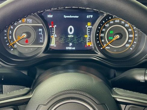 Used 2025 Jeep Gladiator Sport image 12