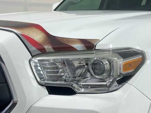 Used 2020 Toyota Tacoma SR5 RWD image 11