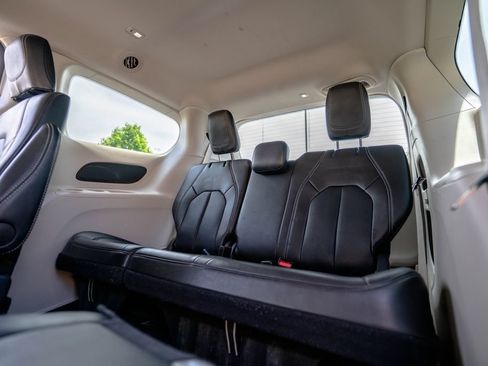 Used 2024 Chrysler Pacifica Touring-L FWD image 31