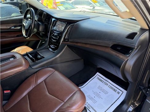 Used 2018 Cadillac Escalade Premium Luxury AWD/4WD image 36