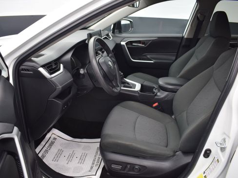 Used 2022 Toyota RAV4 XLE FWD image 13