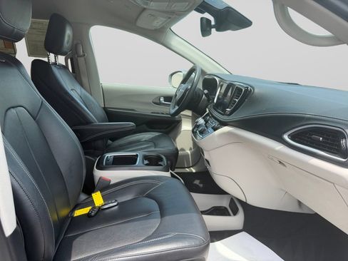 Used 2022 Chrysler Pacifica Touring-L AWD/4WD image 17