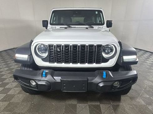 Used 2024 Jeep Wrangler Unlimited w/ Convenience Group AWD/4WD image 8