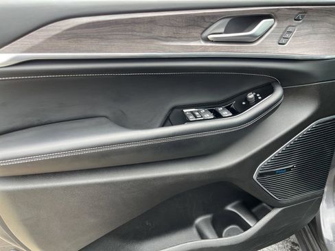 Used 2022 Jeep Grand Cherokee Overland w/ Luxury Tech Group IV image 27