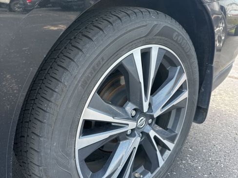 Used 2017 Nissan Pathfinder Platinum w/ Family Entertainment Package FWD image 5