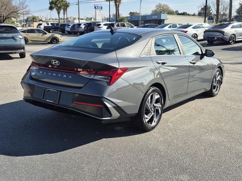 Used 2025 Hyundai Elantra SEL image 2