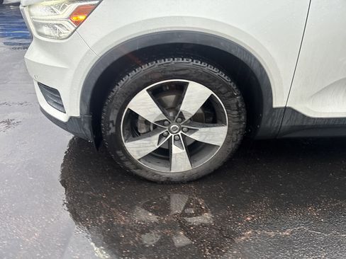 Used 2020 Volvo XC40 T5 Momentum image 11