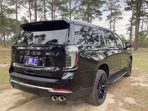 New 2025 Chevrolet Suburban Premier RWD image 4