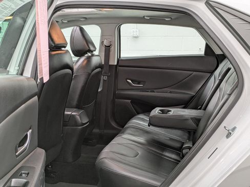 Used 2022 Hyundai Elantra Limited image 13