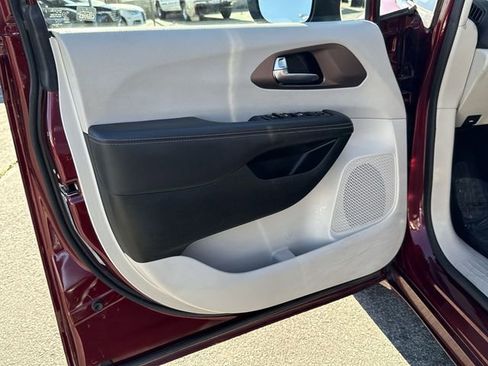 Used 2023 Chrysler Voyager LX image 13