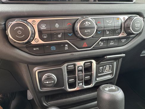 Used 2025 Jeep Wrangler Sahara w/ Safety Group image 27