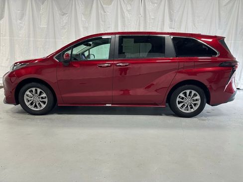 Used 2025 Toyota Sienna XLE AWD/4WD image 4