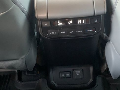 Used 2024 Toyota Highlander Platinum image 16