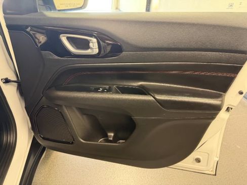 Used 2025 Jeep Compass Trailhawk AWD/4WD image 31