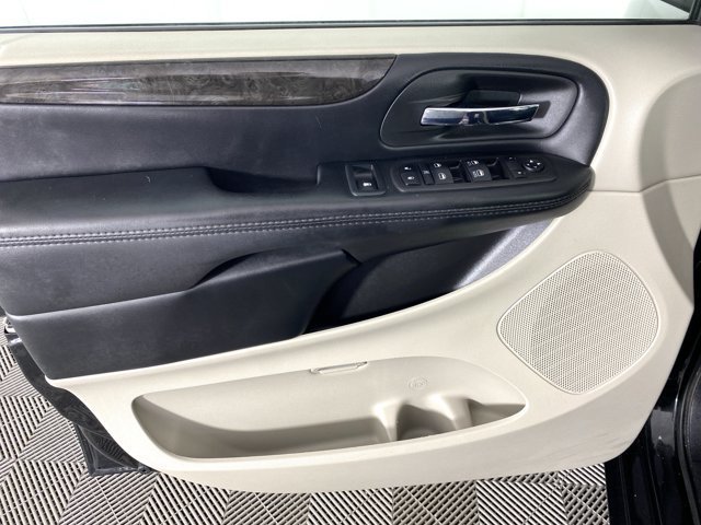 Used 2019 Dodge Grand Caravan SE w/ UConnect Hands-Free Group FWD image 12