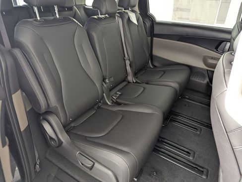 New 2026 Kia Carnival LXS image 30