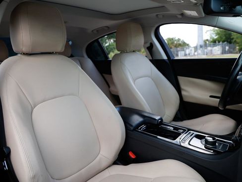 Used 2018 Jaguar XE Premium RWD image 18