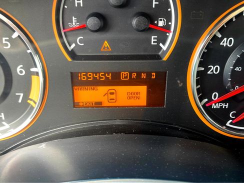 Used 2011 Nissan Armada Platinum image 21