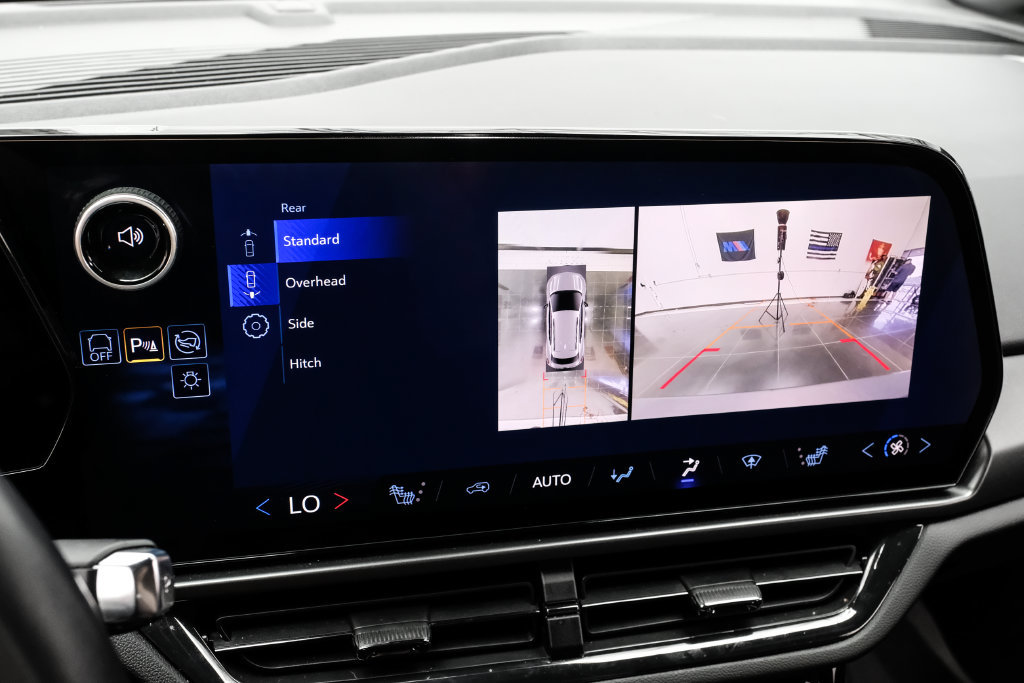 Used 2024 Chevrolet Equinox EV RS w/ LPO, Trailering Package FWD image 22