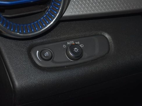 Used 2025 Chevrolet Trax LT w/ LT Convenience Package FWD image 9