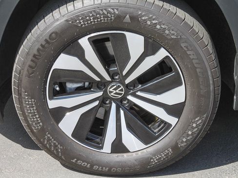 Used 2025 Volkswagen Atlas SE image 12